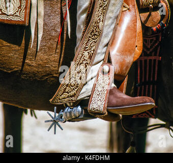 Stivali e spures di un messicano Vaquero (cowboy) a Charreada {Rodeo) evento. Foto Stock