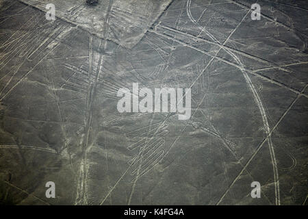 Il Condor, Linee di Nazca, (antica geoglifi e Sito del Patrimonio Mondiale) nel deserto vicino a Nazca, Regione di Ica, Perù, Sud America - aerial Foto Stock