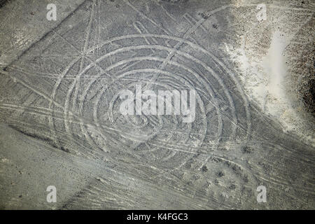 La spirale, Linee di Nazca, (antica geoglifi e Sito del Patrimonio Mondiale) nel deserto vicino a Nazca, Regione di Ica, Perù, Sud America - aerial Foto Stock