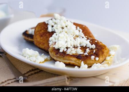 In casa senza glutine frittelle con ricotta e miele servite sulla targhetta ovale Foto Stock