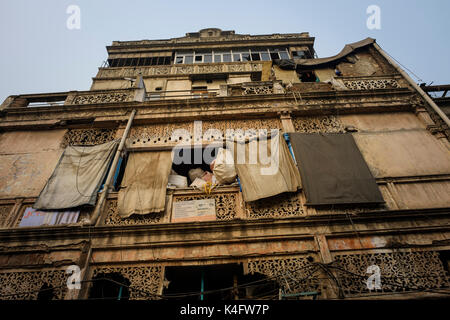 NEW DELHI, India - circa ottobre 2016: tipica facciata in Chandni Chowck Delhi. Foto Stock