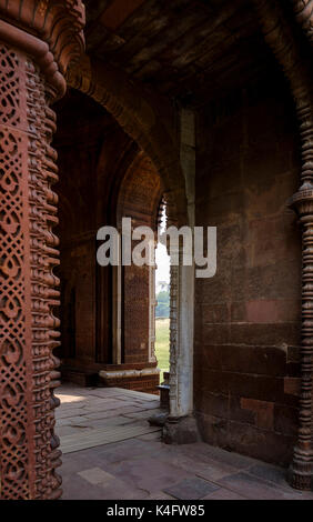 NEW DELHI, India - circa ottobre 2016: iscrizioni e arco d'ingresso alla Alai Moschea Darwaza del Qutb Minar complesso. Il complesso dispone di un Foto Stock