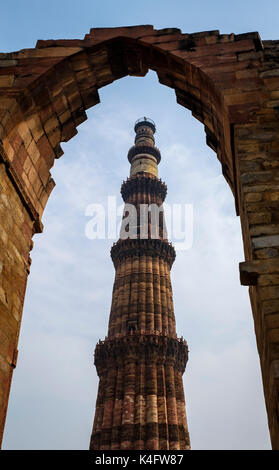 New Delhi, India - circa ottobre 2016: minareto al Qutub Minar complesso. con 73 metri, è il più alto minareto in mattoni del mondo e la seconda highes Foto Stock