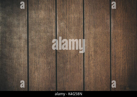Vintage superficie tavolo di legno rustico e texture di grano dello sfondo. Close up rustico scuro muro fatto di legno vecchio tavolo plance texture. Rustico in legno marrone Foto Stock