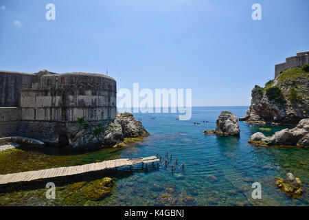 Mura di Dubrovnik accanto al mare Adriatico, Croazia Foto Stock