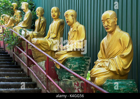 Lifesize statue di Buddha linea la passerella di il Monastero dei Diecimila Buddha in hong kong cina Foto Stock