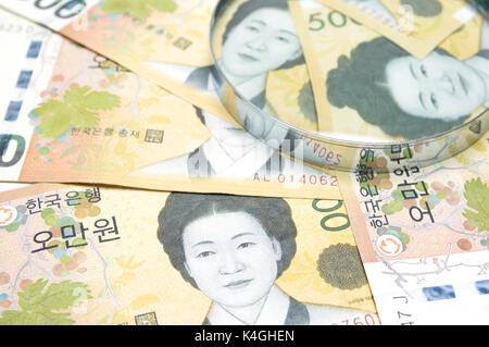 Lente di ingrandimento sul South Korean won valuta Foto Stock