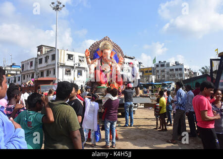 Mumbai, India. 05 Sep, 2017. Devoti indù in diverse parti del paese hanno partecipato a cortei che hanno concluso con le immersioni di Ganesh idoli l'ultimo giorno di Anant Chaturdashi. Credito: Azhar Khan/ Pacifico premere/Alamy Live News Foto Stock