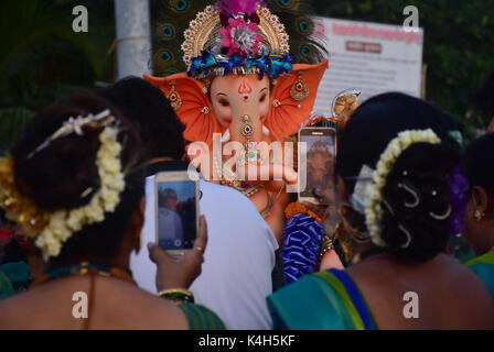 Mumbai, India. 05 Sep, 2017. Devoti indù in diverse parti del paese hanno partecipato a cortei che hanno concluso con le immersioni di Ganesh idoli l'ultimo giorno di Anant Chaturdashi. Credito: Azhar Khan/ Pacifico premere/Alamy Live News Foto Stock