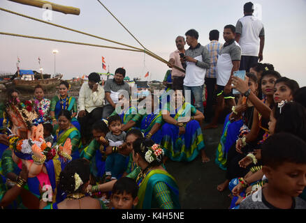 Mumbai, India. 05 Sep, 2017. Devoti indù in diverse parti del paese hanno partecipato a cortei che hanno concluso con le immersioni di Ganesh idoli l'ultimo giorno di Anant Chaturdashi. Credito: Azhar Khan/ Pacifico premere/Alamy Live News Foto Stock