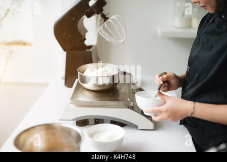 Lo chef da forno per la cottura cuocere in cucina professional Foto Stock