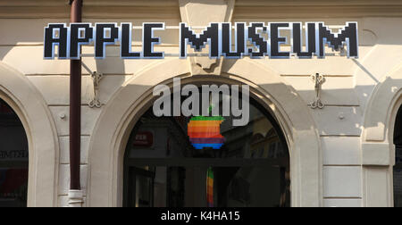 Museo Apple a Praga. Situato nel cuore della città di Apple museo custodisce la più grande collezione privata di prodotti Apple in tutto il mondo. Foto Stock