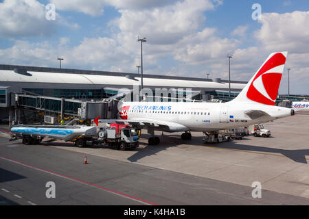 Czech Airlines (CSA) jet parcheggiati in aeroporto di Praga. CSA è la compagnia nazionale della Repubblica ceca. Foto Stock