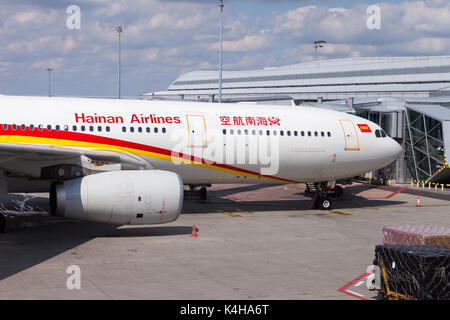 Hainan Airlines aereo parcheggiato in Prague Airport Terminal. Con sede in Haikou, Hainan, Repubblica Popolare di Cina Foto Stock