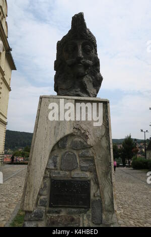 Busto di Vlad Tepes III, Principe di Wallachia (1431–1476) conosciuto anche come Draculea o Vlad l'Impalatore a Sighisoara, Romania. Foto Stock