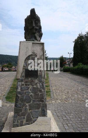 Busto di Vlad Tepes III, Principe di Wallachia (1431–1476) conosciuto anche come Draculea o Vlad l'Impalatore a Sighisoara, Romania. Foto Stock