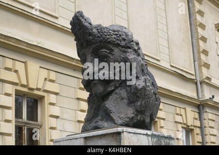 Busto di Vlad Tepes III, Principe di Wallachia (1431–1476) conosciuto anche come Draculea o Vlad l'Impalatore a Sighisoara, Romania. Foto Stock