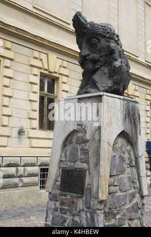 Busto di Vlad Tepes III, Principe di Wallachia (1431–1476) conosciuto anche come Draculea o Vlad l'Impalatore a Sighisoara, Romania. Foto Stock