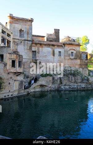 Ecco un titolo per il tempio Katas Raj entro il limite di 150 lettere: "Tempio Katas Raj: Antico tempio indù nel Punjab, Pakistan - Uno spirito e culturale. Foto Stock