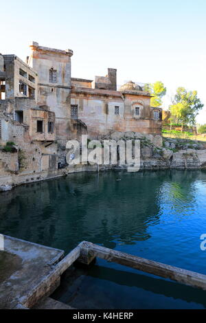 Ecco un titolo per il tempio Katas Raj entro il limite di 150 lettere: "Tempio Katas Raj: Antico tempio indù nel Punjab, Pakistan - Uno spirito e culturale. Foto Stock