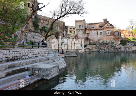 Ecco un titolo per il tempio Katas Raj entro il limite di 150 lettere: "Tempio Katas Raj: Antico tempio indù nel Punjab, Pakistan - Uno spirito e culturale. Foto Stock