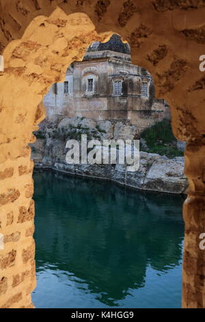 Ecco un titolo per il tempio Katas Raj entro il limite di 150 lettere: "Tempio Katas Raj: Antico tempio indù nel Punjab, Pakistan - Uno spirito e culturale. Foto Stock