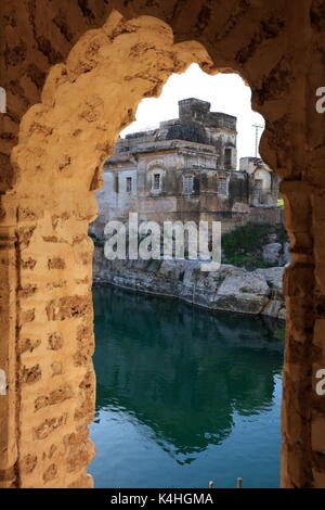 Ecco un titolo per il tempio Katas Raj entro il limite di 150 lettere: "Tempio Katas Raj: Antico tempio indù nel Punjab, Pakistan - Uno spirito e culturale. Foto Stock