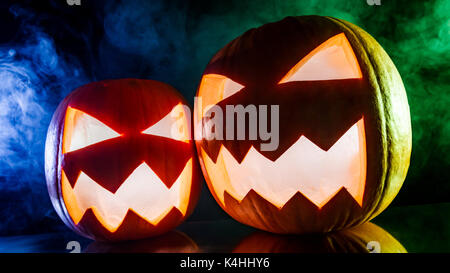 Zucche illuminate per Halloween su sfondo nero Foto Stock