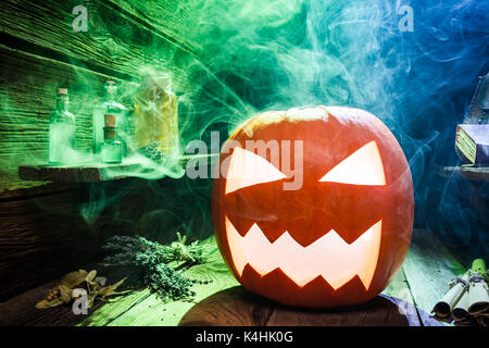 Incandescente Zucca di Halloween sulla scrivania in legno Foto Stock