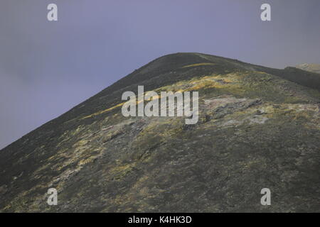 Vetta del Monte Etna con una vena di zolfo in esso, vicino alla città di Catania, sull'isola di Sicilia Foto Stock