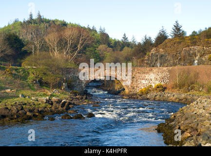 Antica pietra ponte stradale sul fiume Inver nella periferia di Lochinver, Assynt, Sutherland, Northwest Highlands. La strada che conduce a Baddidarach. Foto Stock