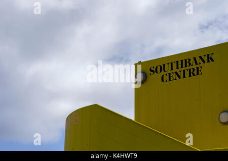 Southbank lettere in nero su giallo Sfondo mattone con un cielo blu e nuvole in una giornata di sole a Londra Foto Stock