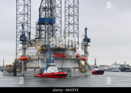 Caland canal, Rotterdam, Paesi Bassi, 29 maggio 2014: il jack-up rig nobile sam turner è trainato da un rimorchiatore kotug Foto Stock