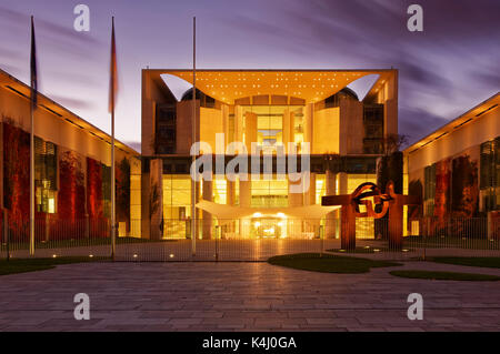 Illuminato Cancelleria federale, quartiere governativo, crepuscolo, Berlino, Germania Foto Stock