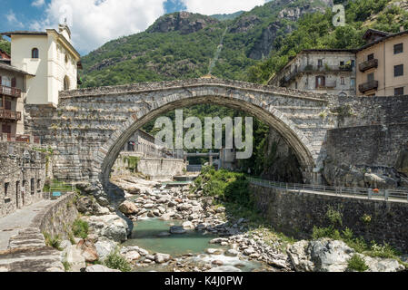 Ponte romano di pont-saint-martin sul fiume Lys, pont-saint-martin, valle d'Aosta, Regione Autonoma Valle d'Aosta, Italia Foto Stock