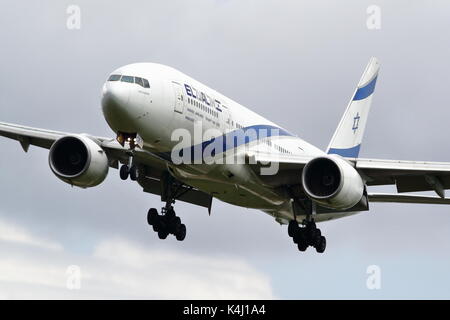 EL al Boeing 777 4X-BCE l'atterraggio all'Aeroporto Heathrow di Londra, Regno Unito Foto Stock