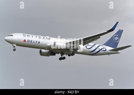 Delta Air Lines Boeing 767 N175DZ atterraggio all'Aeroporto Heathrow di Londra, Regno Unito Foto Stock