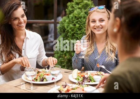 Con i miei amici il pranzo il gusto migliore Foto Stock