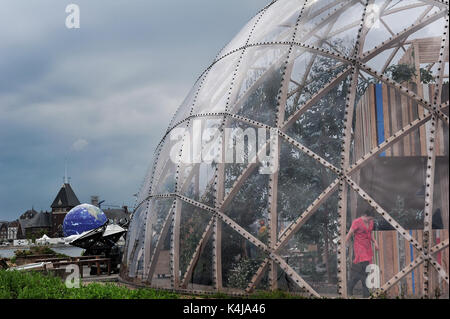 La città di Aarhus visto dalla zona portuale. In primo piano la cupola della visione; in background, il clima pianeta globe Foto Stock