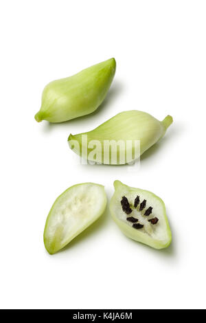 Intero e metà verde cimelio di cetriolo selvatico con semi neri su sfondo bianco Foto Stock