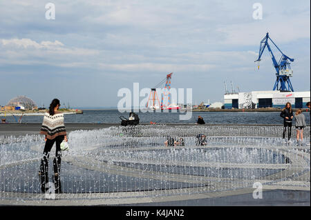 Le persone che giocano nel nuovo collegamento senza fine della installazione di Jeppe Hein sul lungomare di Aarhus. Foto Stock