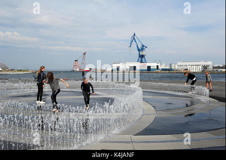 I bambini che giocano nel nuovo collegamento senza fine della installazione di Jeppe Hein sul lungomare di Aarhus. Foto Stock