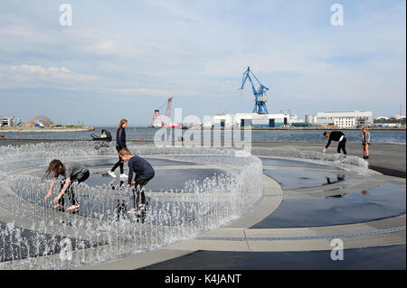 I bambini che giocano nel nuovo collegamento senza fine della installazione di Jeppe Hein sul lungomare di Aarhus. Foto Stock