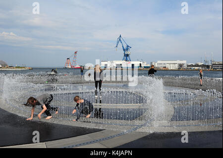 I bambini che giocano nel nuovo collegamento senza fine della installazione di Jeppe Hein sul lungomare di Aarhus. Foto Stock