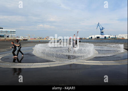 I bambini che giocano nel nuovo collegamento senza fine della installazione di Jeppe Hein sul lungomare di Aarhus. Foto Stock