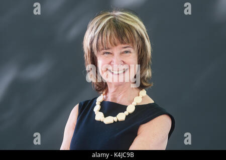 Romanziere britannico, giornalista, emittente e critico Sarah Dunant assiste un photocall durante l'Edinburgh International Book Festival il 12 agosto 2 Foto Stock