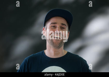 Musicista Dave gancio assiste un photocall durante l'Edinburgh International Book Festival il 12 agosto 2017 a Edimburgo, Scozia. Foto Stock