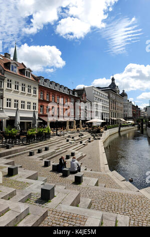 L'area pedonale della zona del canale di Aarhus. Negli anni trenta del novecento, Aarhus coperte oltre il suo fiume per fare una strada nuova, ma negli anni ottanta, la gente del posto ha deciso di rimuoverlo Foto Stock