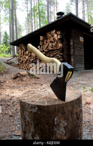 Legno ax & shed, änättikoski rapids, lentiira, Kuhmo, in Finlandia, vartius vicino al confine russo, buona pesca alla trota punto Foto Stock