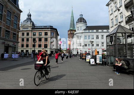 La vivace zona pedonale nel centro di Aarhus, Danimarca Foto Stock